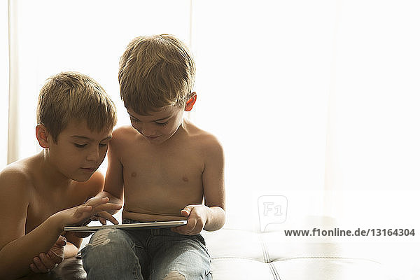 Brüder verwenden zu Hause ein digitales Tablet