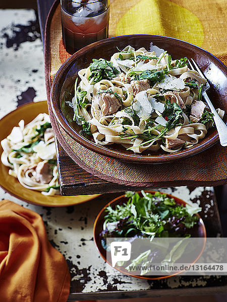 Stilleben von Thunfisch-Parmesan-Nudeln  Salat und Spinat