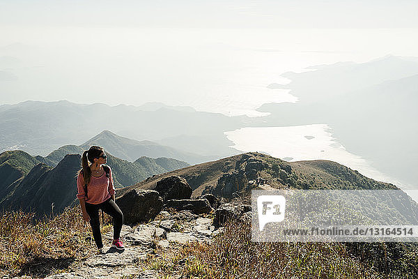 Junge Wanderin auf dem Gipfel Lantau schaut weg  Lantau Island  Hongkong  China