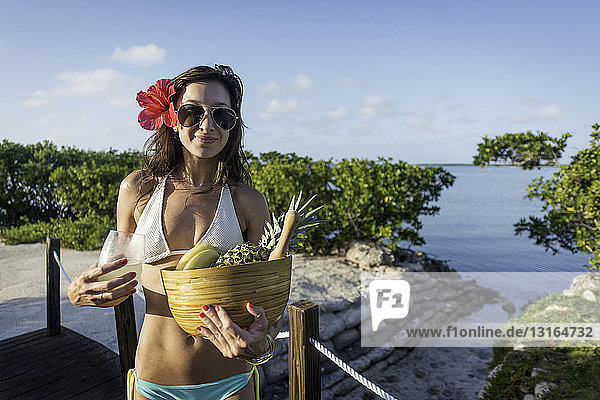 Porträt einer jungen Frau am Strand mit einer Obstschale  Islamorada  Florida  USA