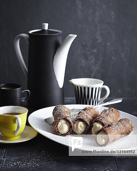 Teller Ricotta-Cannoli mit Kaffeekanne