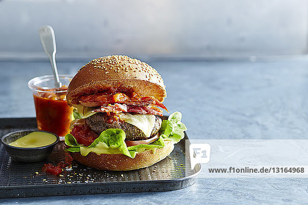 Rindfleisch-Burger mit würzigem Ketchup und Senfmayonnaise
