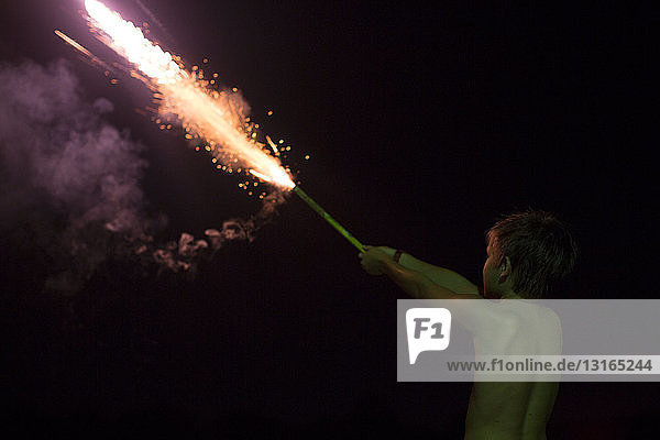 Junge hält Rakete in der Nacht am Unabhängigkeitstag  Destin  Florida  USA