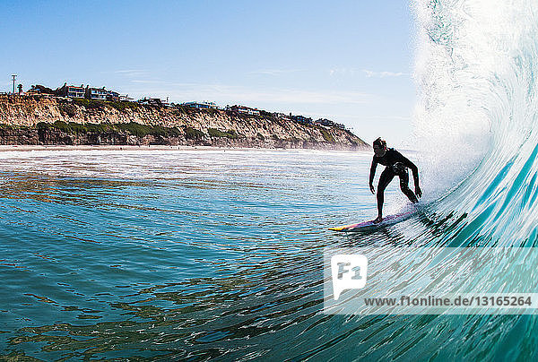 Junger Mann surft auf einer Welle  Encinitas  Kalifornien  USA