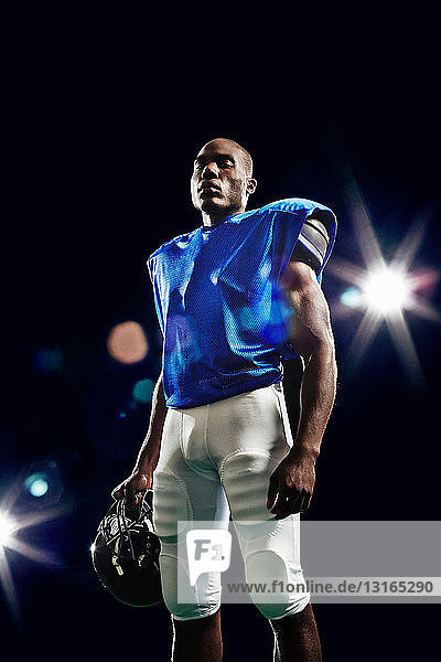 Porträt eines American Football-Spielers mit Helm
