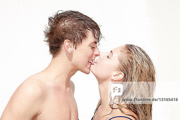 Junges Paar bei einem Kuss