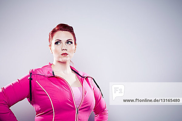 Selbstbewusste junge Frau in rosa Oberteil