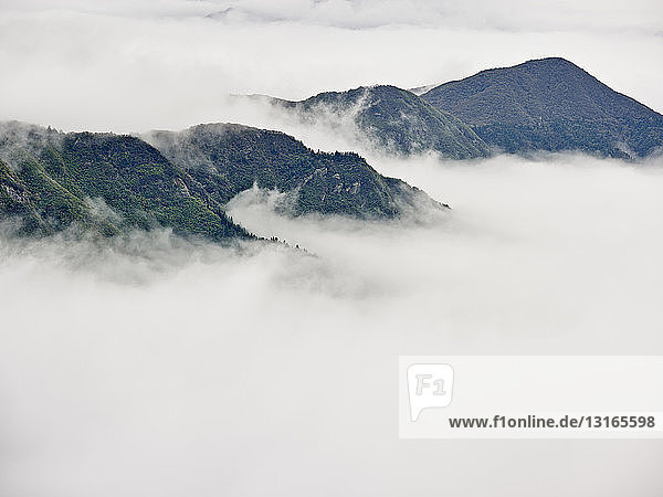 Berg Hengshan in Wolken  Nanyue  China.