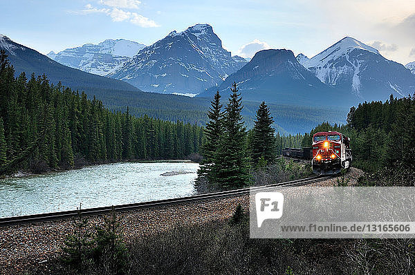 Zug Richtung Osten und Bow Range  Banff National Park  Alberta  Kanada