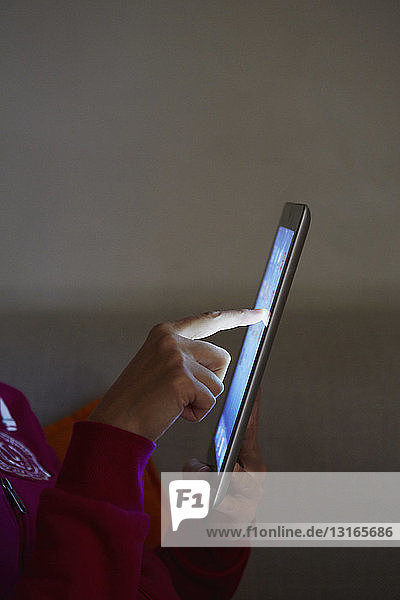 Frau benutzt digitales Tablett