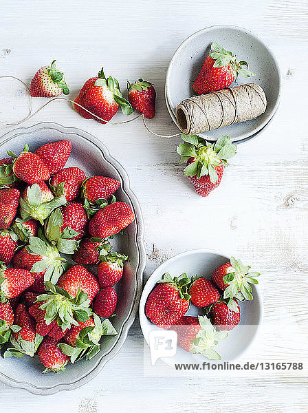 Stilleben von frischen Bio-Erdbeeren in Schalen