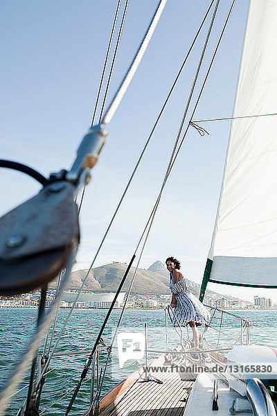 Junge Frau an Deck einer Yacht