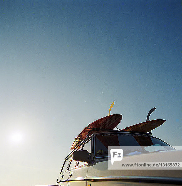 Surfbretter im Auto bei Sonnenuntergang