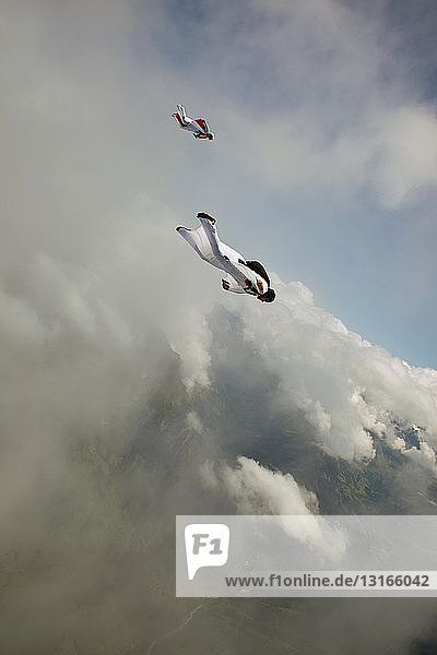 Wingsuit fliegt über Reichenbach  Bern  Schweiz