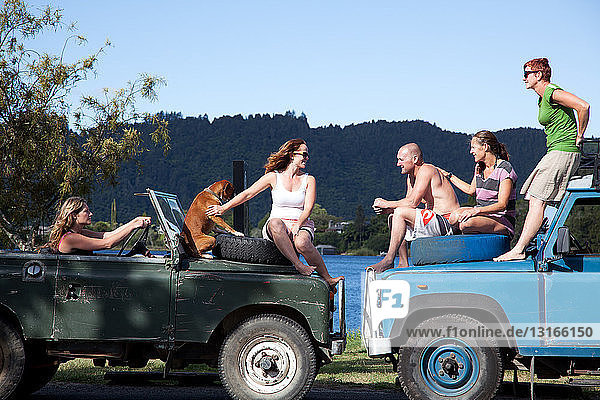 Erwachsene Freunde beim Plaudern auf Geländewagen  Lake Okareka  Neuseeland