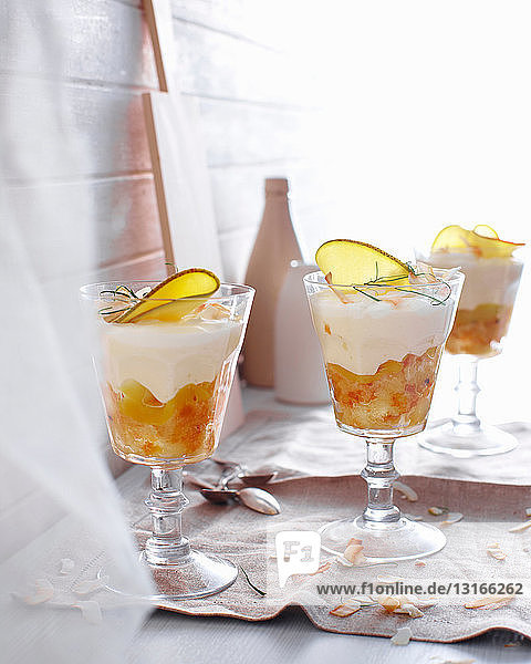 Gläser mit Mango-Kokosnuss-Trifle