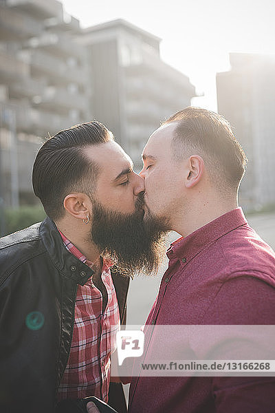Schwules Paar küsst sich auf der Straße