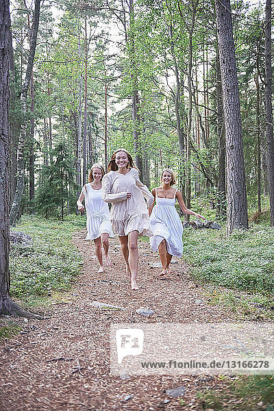 Teenager-Mädchen laufen auf Waldweg