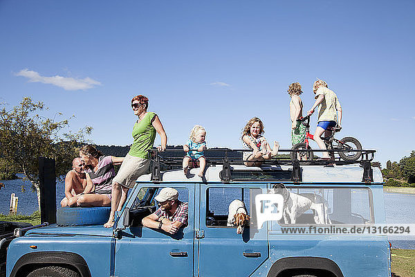 Freunde der Familie auf einem Geländewagen  Lake Okareka  Neuseeland