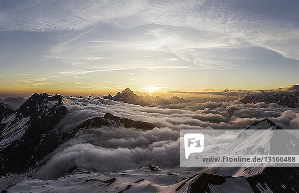 Über den Wolken bei Sonnenaufgang  Bayerische Alpen  Oberstdorf  Bayern  Deutschland