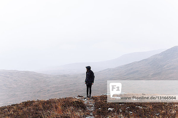 Frau beim Wandern  Glencoe  Schottische Highlands  Schottland