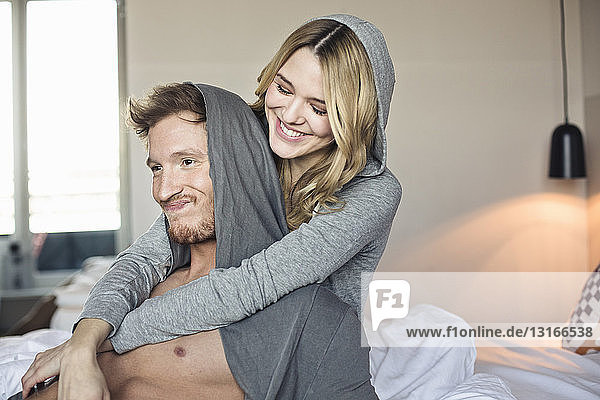 Junges flirtendes Paar im Hotelzimmer das herumalbert