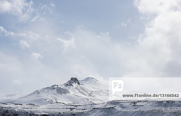 Blick auf den Berg Tindfell  Rif  Snaefellsnes  Island