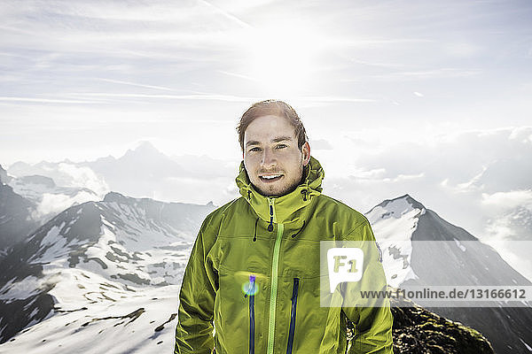 Porträt eines jungen männlichen Bergwanderers in den bayerischen Alpen  Oberstdorf  Bayern  Deutschland