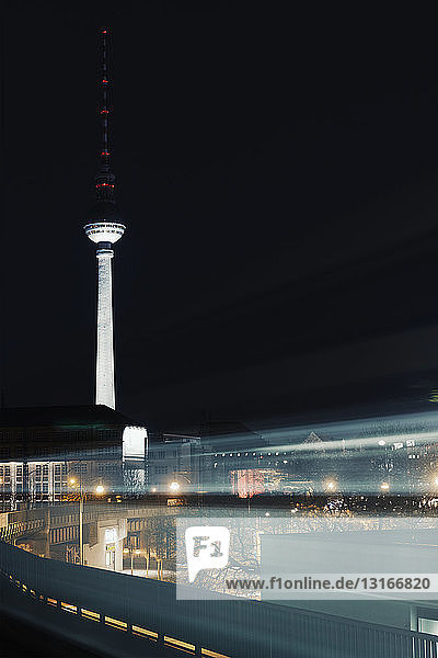Nachts fahrender Zug und Fernsehturm  Berlin  Deutschland