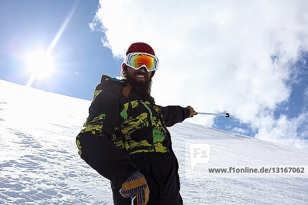Mittelgroßer erwachsener Skiläufer auf Berg zeigend  Mayrhofen  Tirol  Österreich