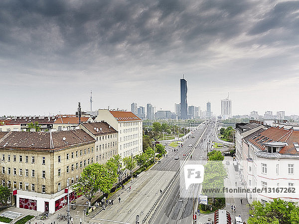 Erhöhte Ansicht einer Stadtstraße mit einem Wolkenkratzer in der Ferne  Wien  Österreich