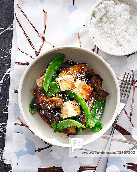 Schale mit japanischen Auberginen mit Tofu