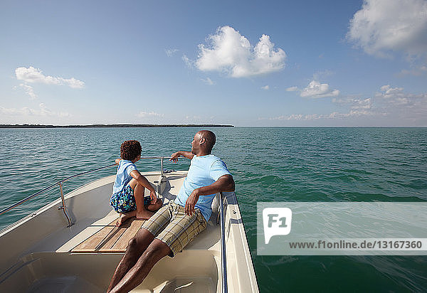 Vater und Sohn auf einem Motorboot