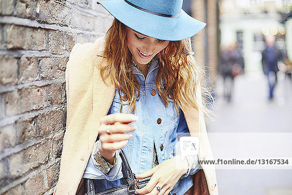 Stilvolle junge Shopperin mit Handtaschenverschluss  London  UK