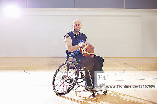 Rollstuhl-Basketballspieler hält Ball