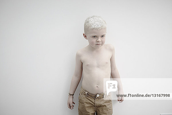 Bildnis eines Jungen mit blonden Haaren  entblößter Brustkorb
