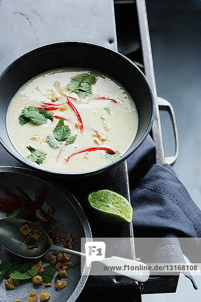 Schüssel Bohnen-Kokosnuss-Limetten-Suppe