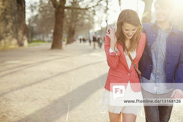 Romantisches Paar beim Spaziergang im sonnenbeschienenen Park  London  UK