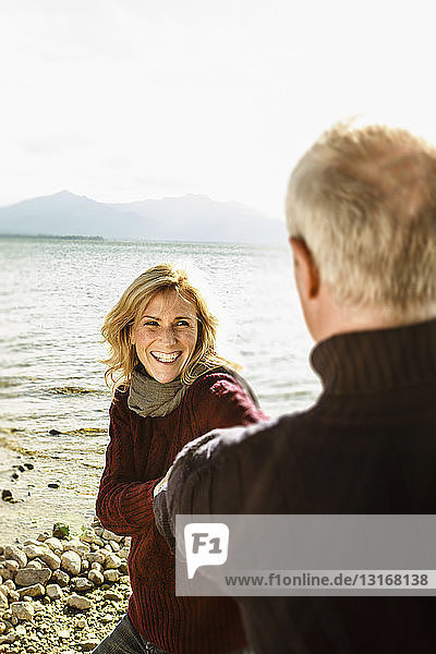 Älteres Paar beim Herumalbern am See
