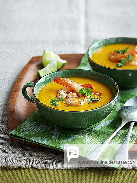 Schale mit Garnelen-Kürbis-Suppe