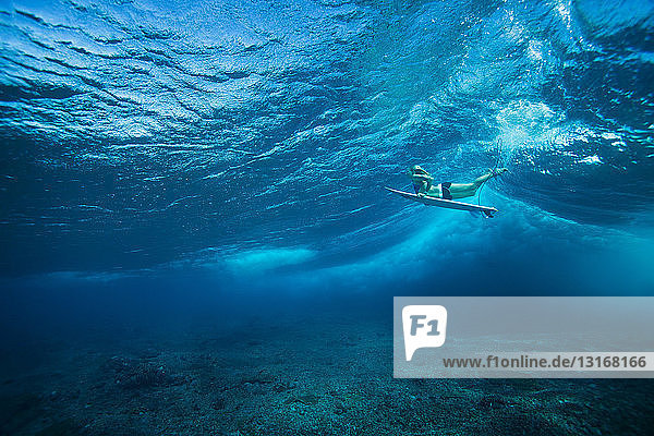 Unterwasser-Ansicht eines Surfers in Wellen