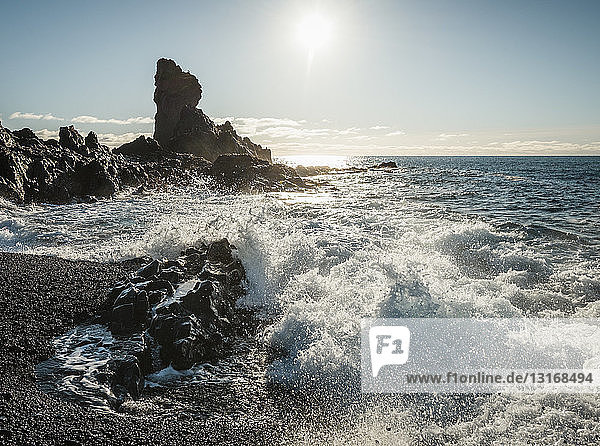 Auf Felsen prallende Wellen  Djupalonssandur  Snaefellsnes  Island