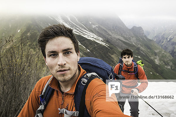 Selbstporträt zweier Brüder beim Bergwandern  Bayerische Alpen  Oberstdorf  Bayern  Deutschland