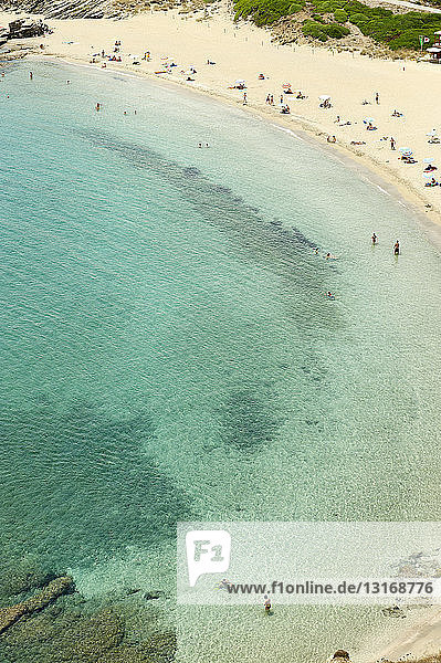 Luftaufnahme von Strand und Touristen  Menorca  Balearen  Spanien