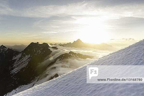Blick auf Schnee an steilen Berghängen  Bayerische Alpen  Oberstdorf  Bayern  Deutschland