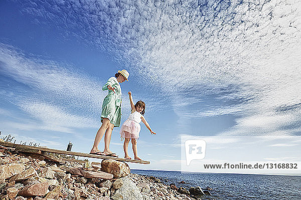 Mutter und Tochter auf Holzbrettern am Strand  Eggegrund  Schweden