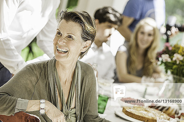 Ältere Frau bei Familiengeburtstagsfeier im Speisesaal