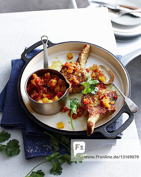 Schweinefleischteller mit Pfirsich-Chutney