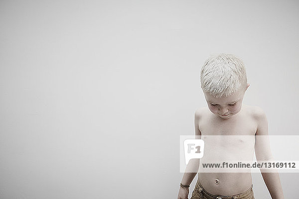 Bildnis eines Jungen mit blonden Haaren  entblößter Brustkorb
