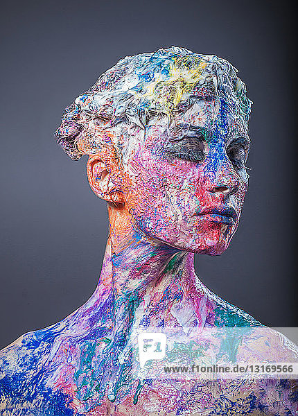 Porträt einer jungen Frau  mit verschiedenfarbigen Farben bemalt